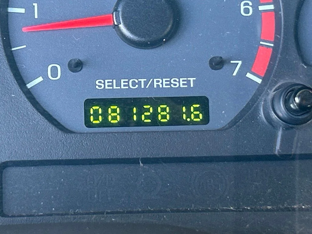 Used 2003 Red Ford V6 image 32