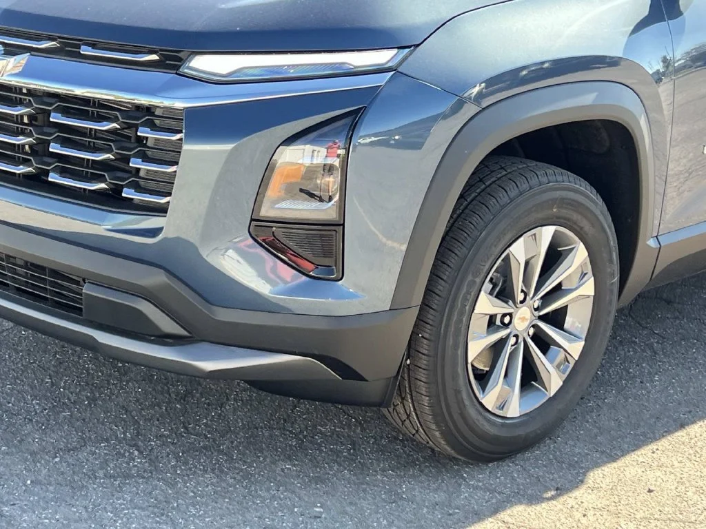 2027 Chevrolet Equinox LT - Photo 7