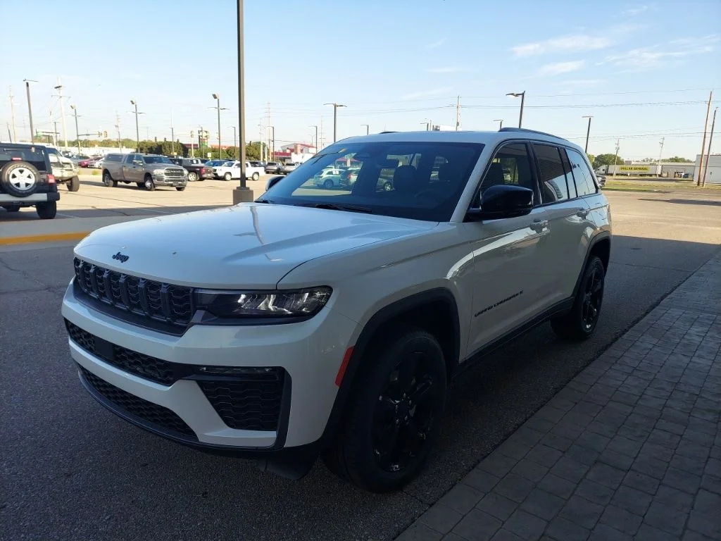 New 2026 Bright White Clear-Coat Exterior Paint Jeep Limited image 3