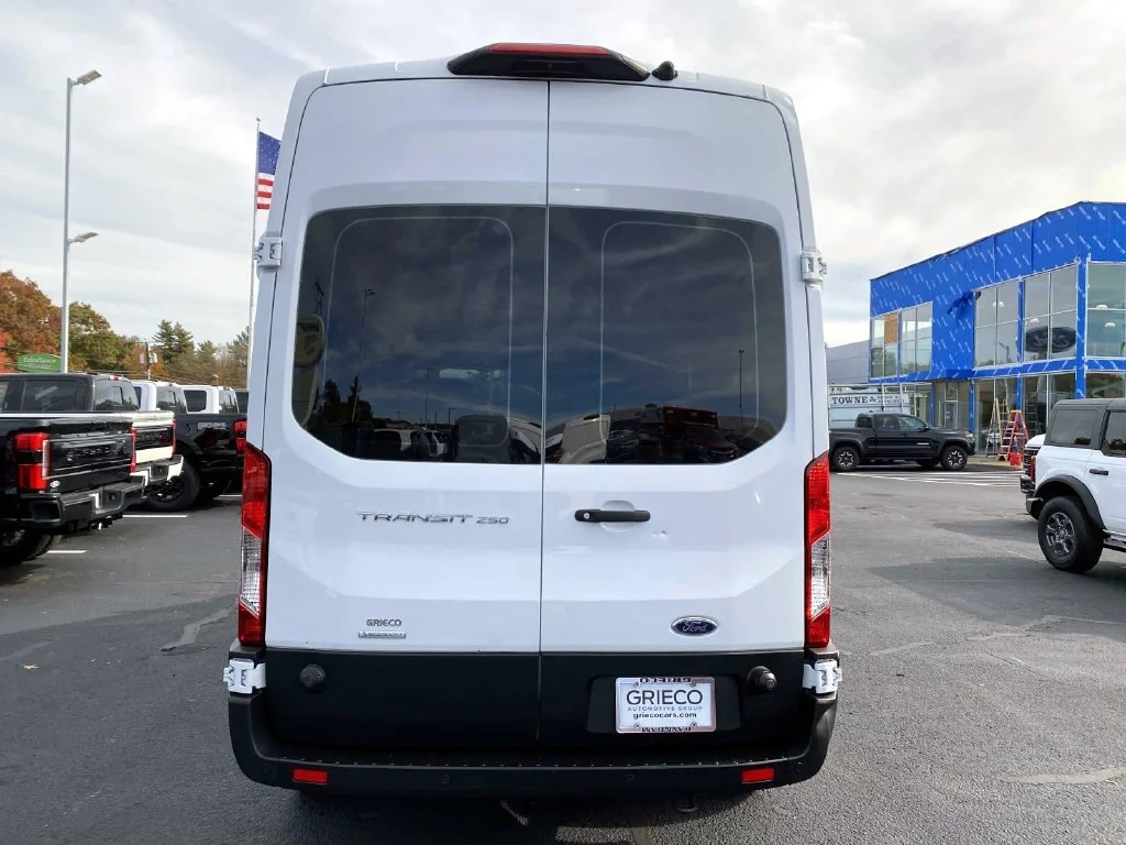 Used 2023 Oxford White Ford  image 4