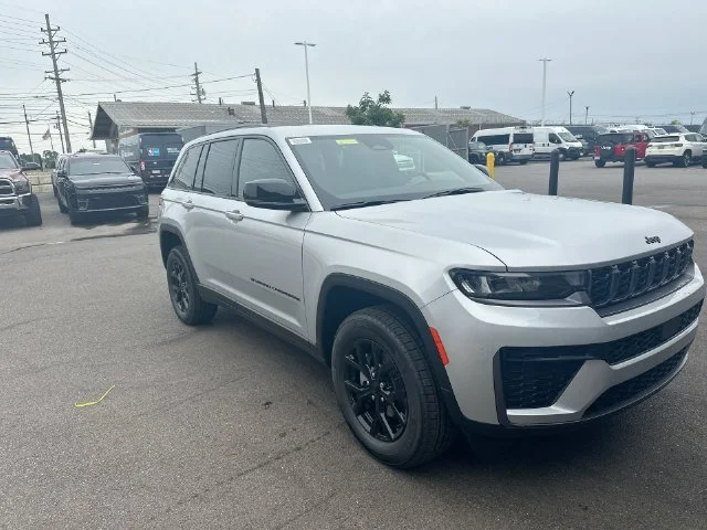 New 2026 Silver Zynith Exterior Paint Jeep Altitude image 11