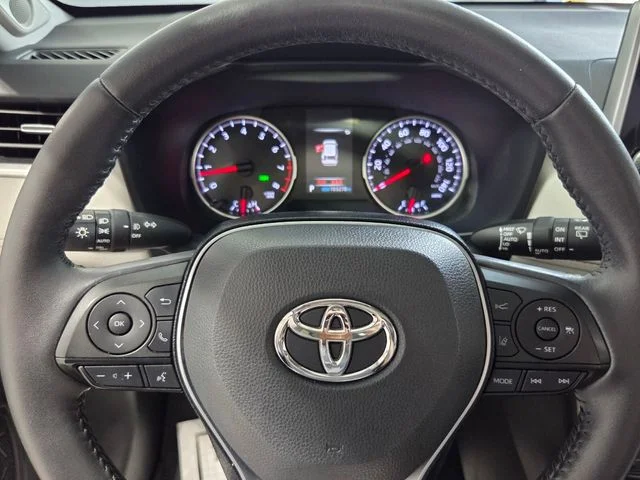 Used 2021 Silver Toyota XLE Premium image 27