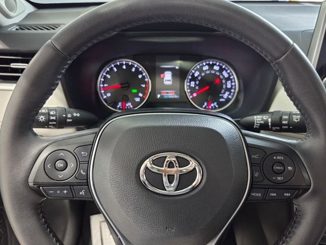 Used 2021 Silver Toyota XLE Premium image 27