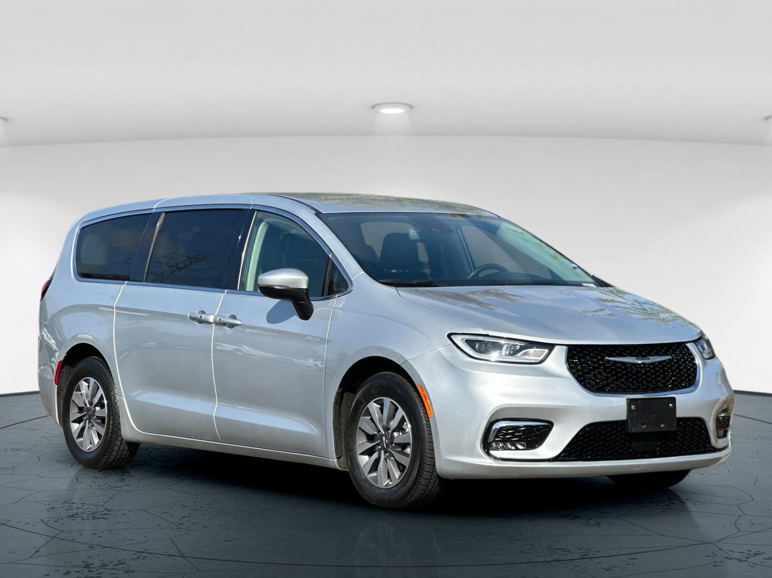Used 2023 Silver Mist Clearcoat Chrysler Touring L 4D Passenger Van image 8