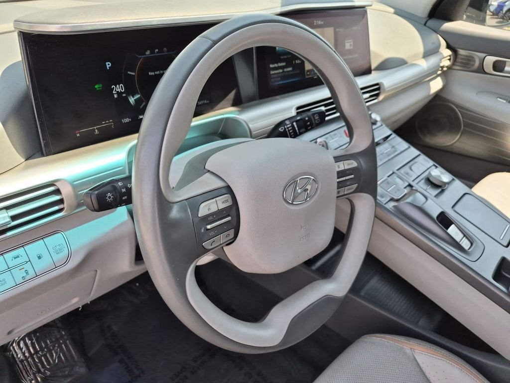 Used 2021 White Hyundai Blue image 17