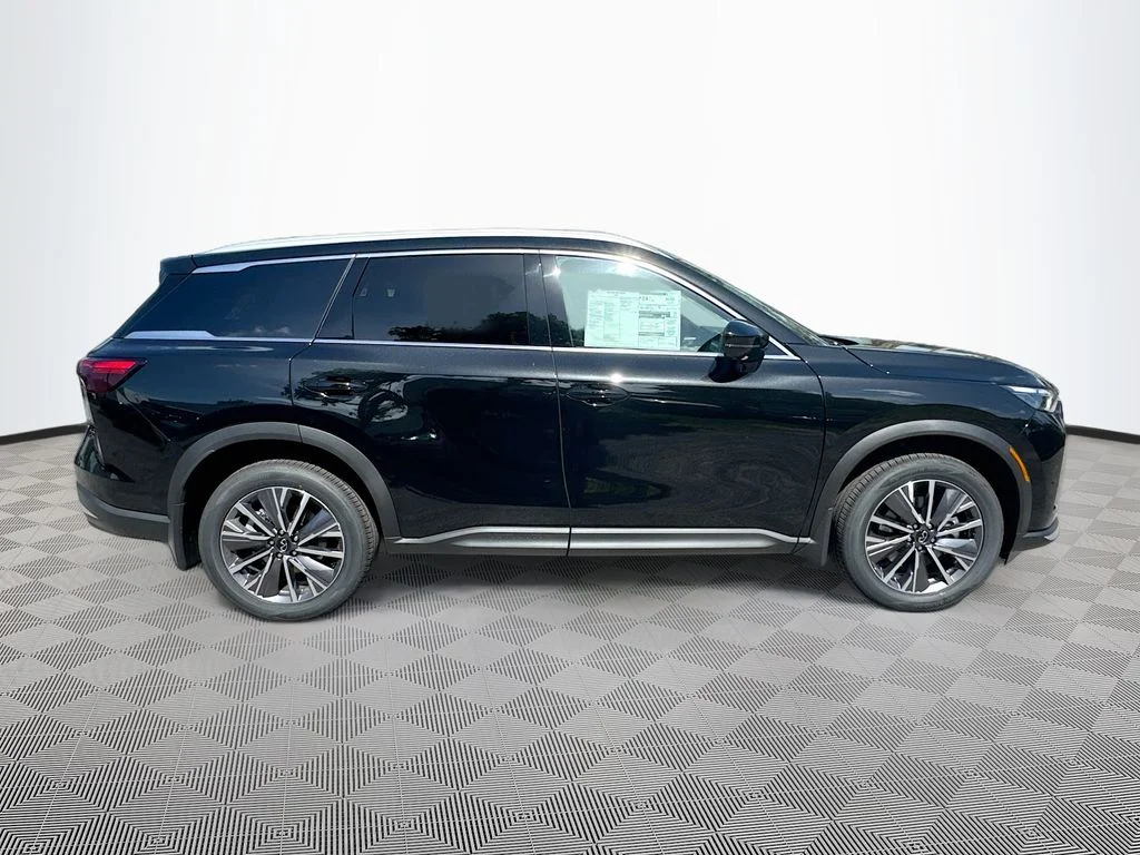 Used 2027 Black INFINITI LUXE image 5
