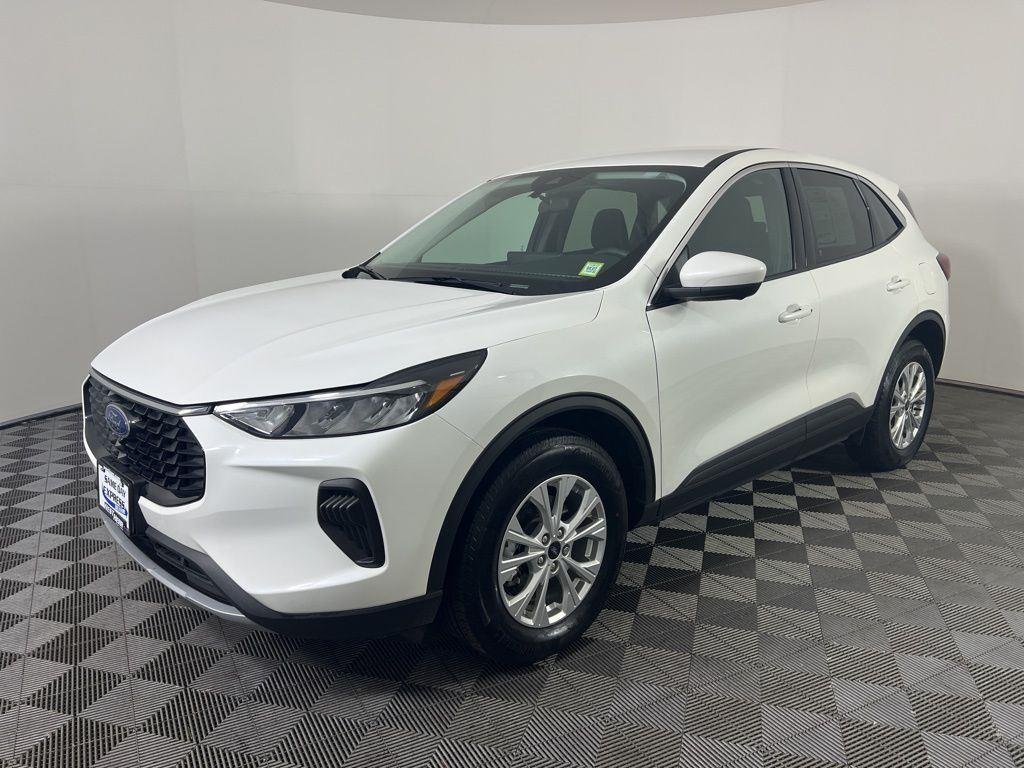 Used 2023 White Metallic Ford Active image 9