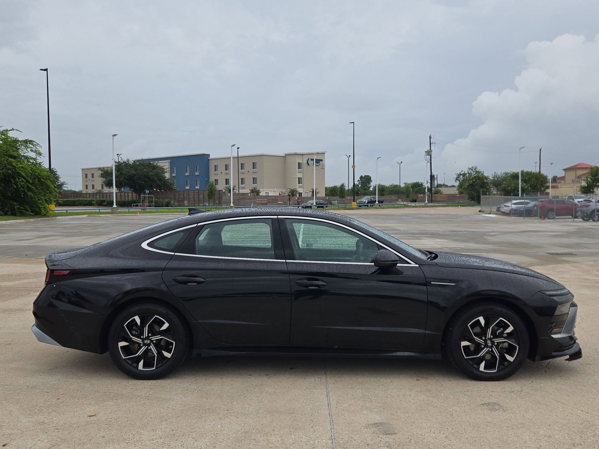Used 2024 Onyx Black Hyundai SEL image 2