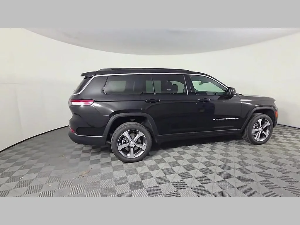 New 2026 Diamond Black Crystal Pearl-Coat Exterior Paint Jeep Limited image 24