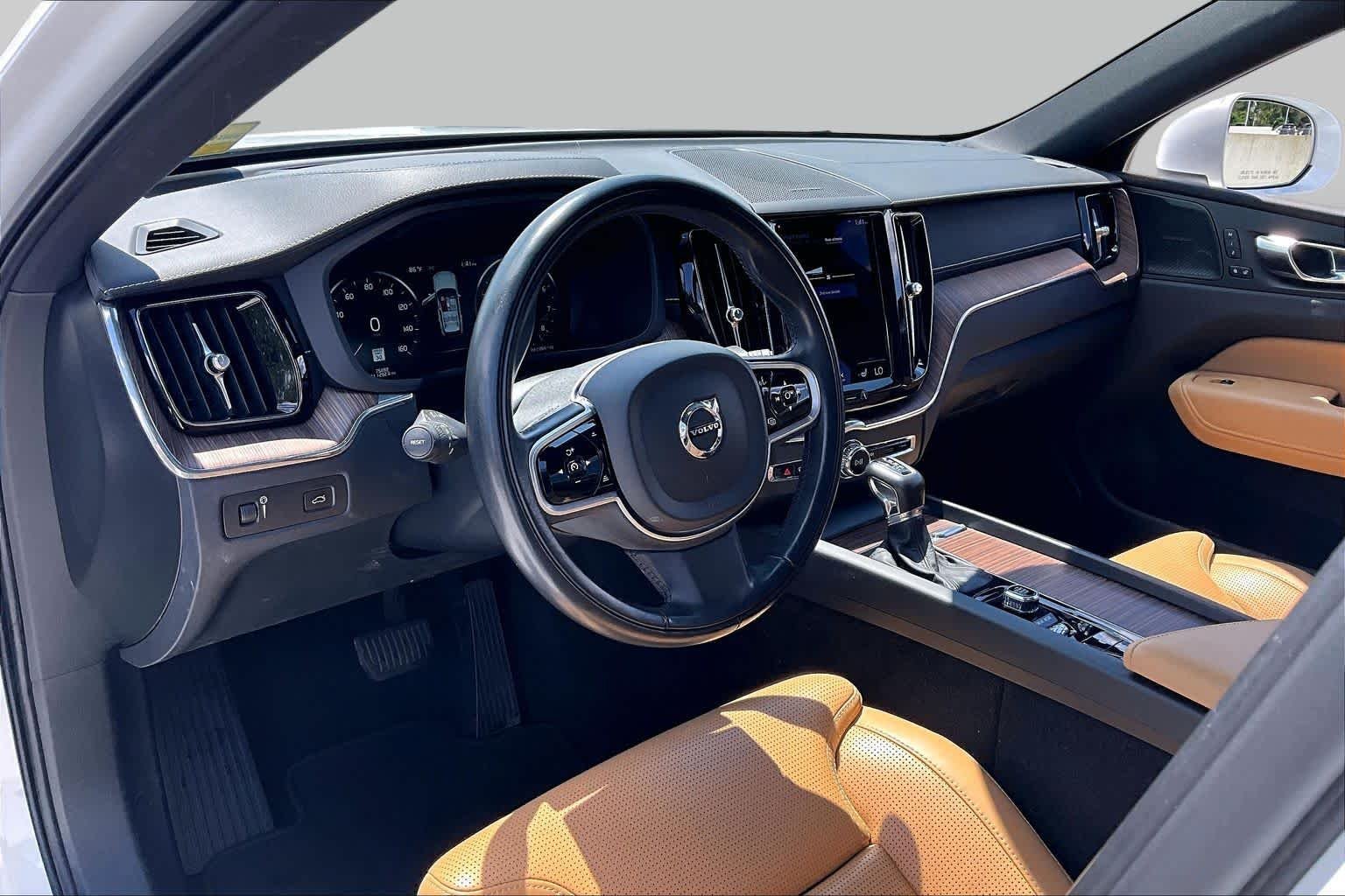 Used 2021 Crystal White Metallic Volvo Inscription image 18