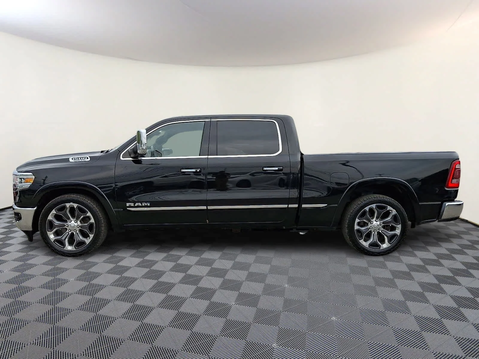 Used 2019 Diamond Black Crystal Pearl Ram Limited image 8