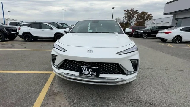 Used 2025 White Frost Tricoat Buick FWD 4dr Avenir image 3