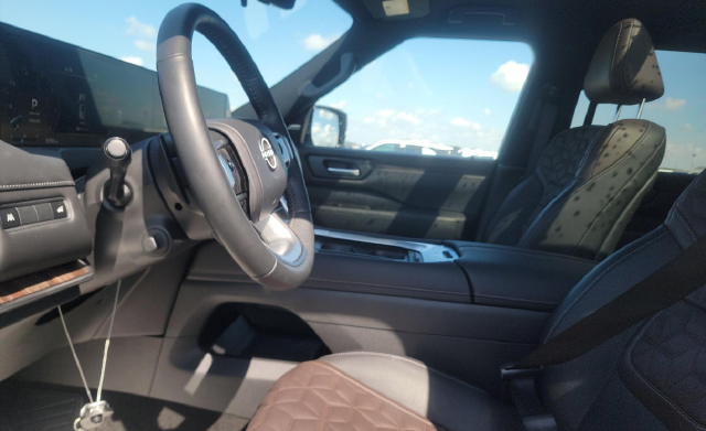 Used 2025 White Nissan Platinum image 4