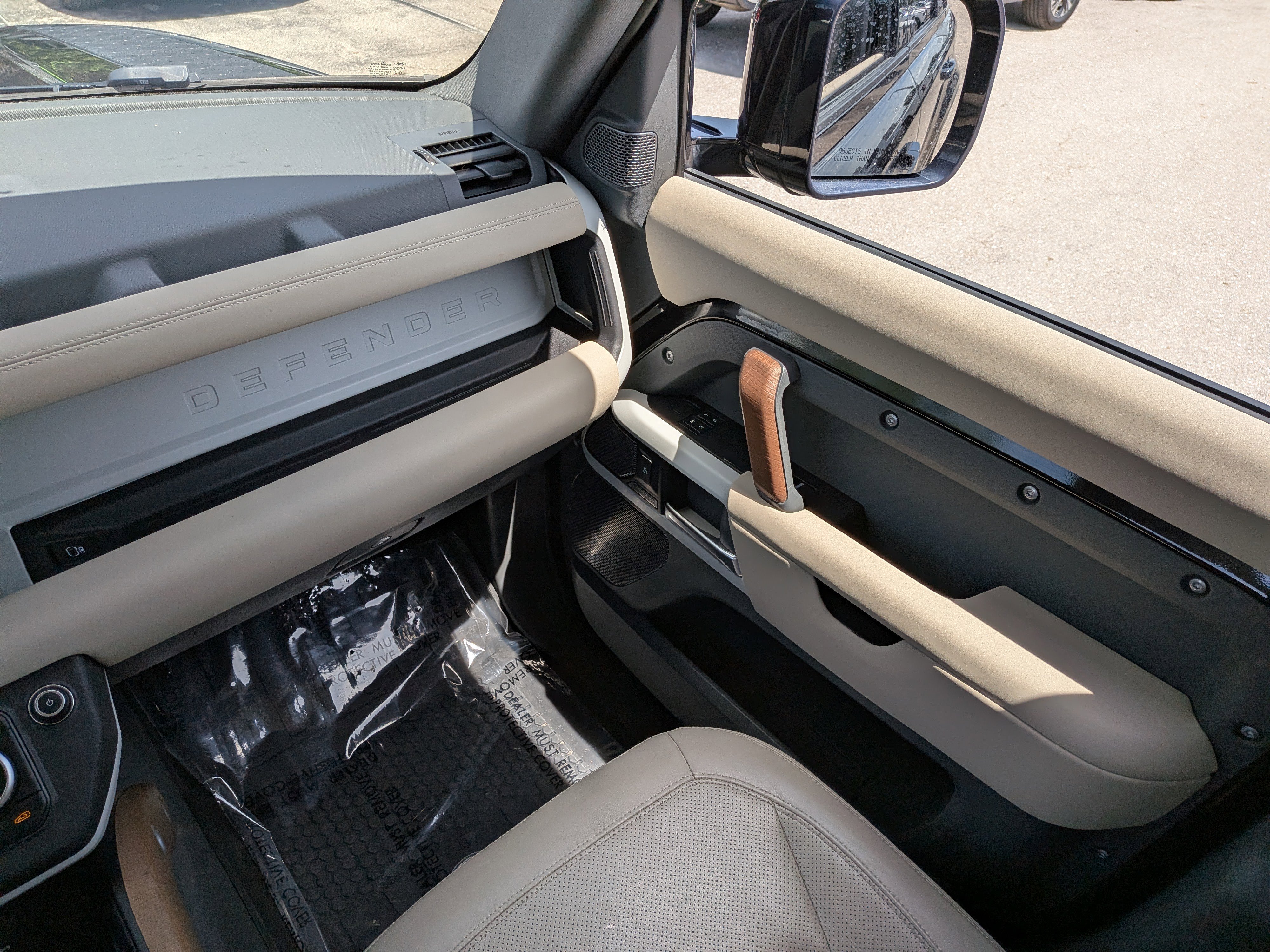 Used 2022 Santorini Black Metallic Land Rover SE image 18