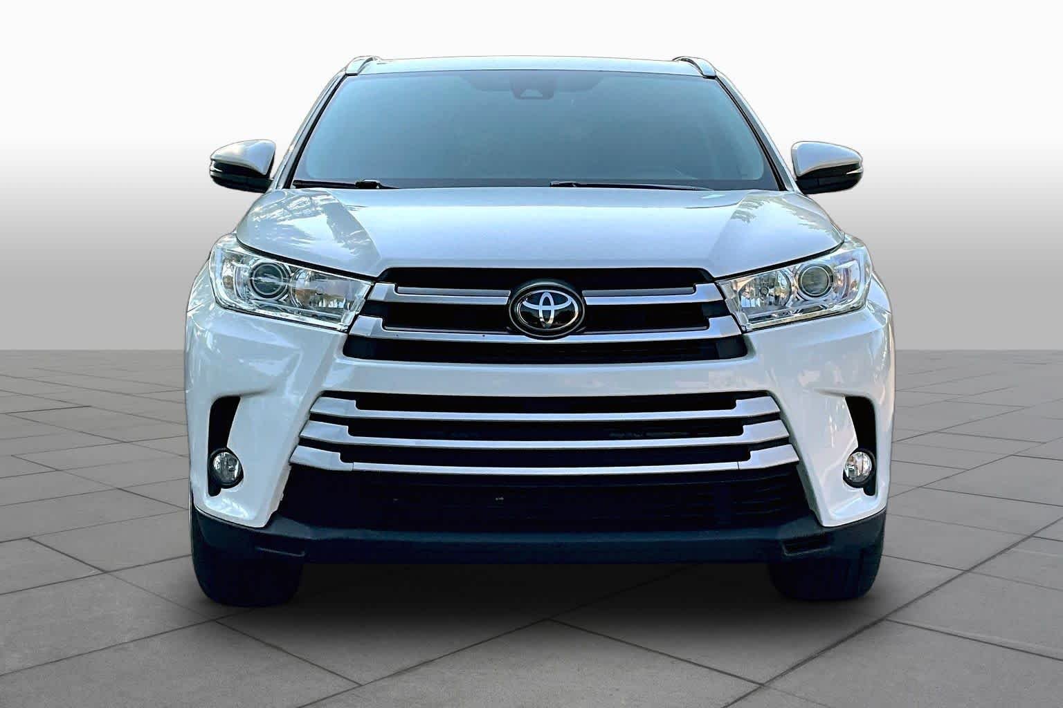 Used 2017 Blizzard Pearl Toyota XLE image 4