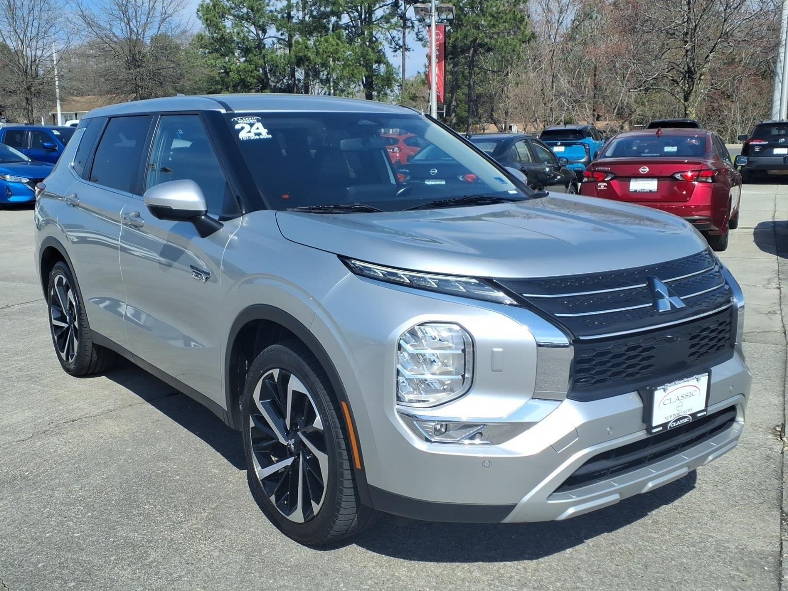 Used 2024 White Diamond/Black Roof Mitsubishi SE image 3