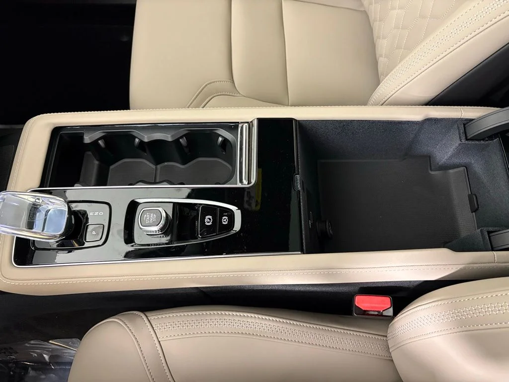 New 2026 White Volvo T8 Plus image 33