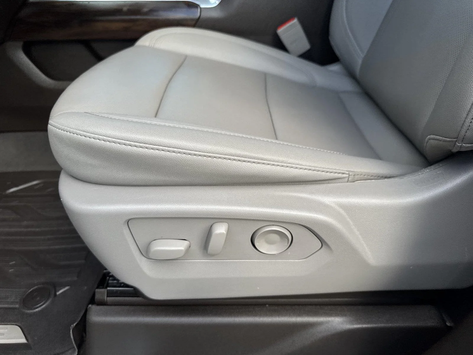 Used 2024 White Frost Tricoat GMC SLT image 12