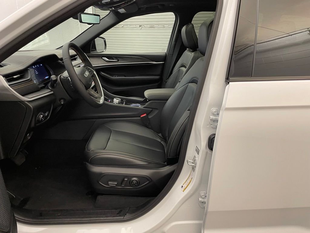 New 2026 Bright White Clear-Coat Exterior Paint Jeep  image 17