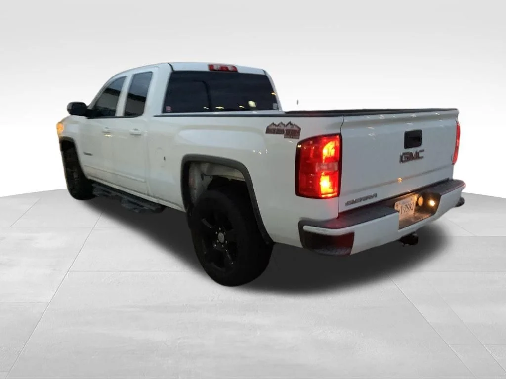 Used 2015 White GMC Base image 21