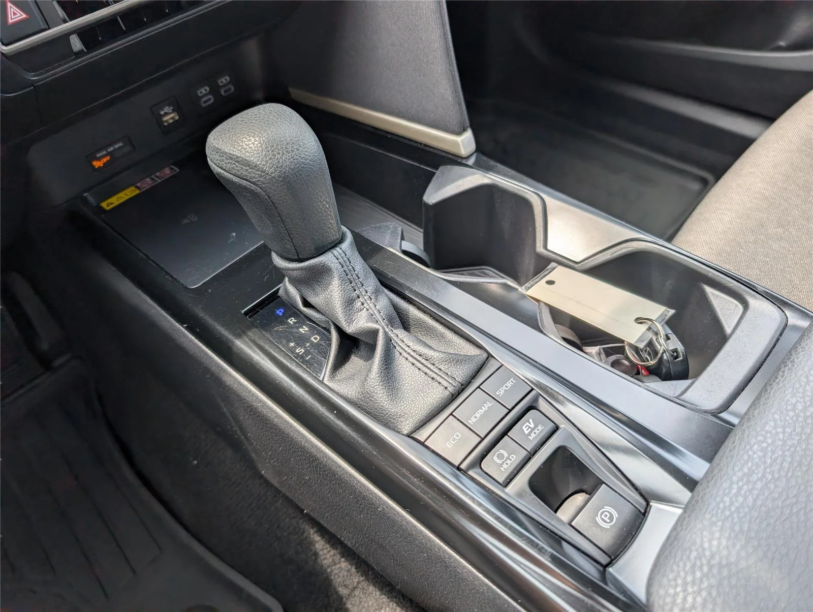 Used 2025 Ice Cap Toyota LE image 18