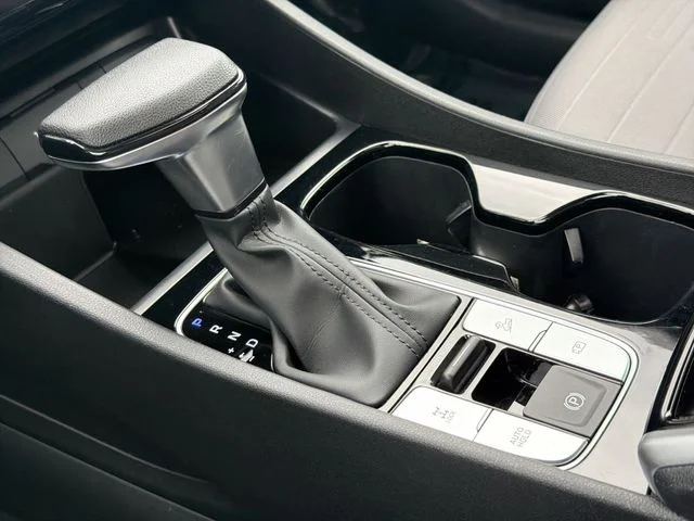 Used 2024 Green Hyundai SEL image 13