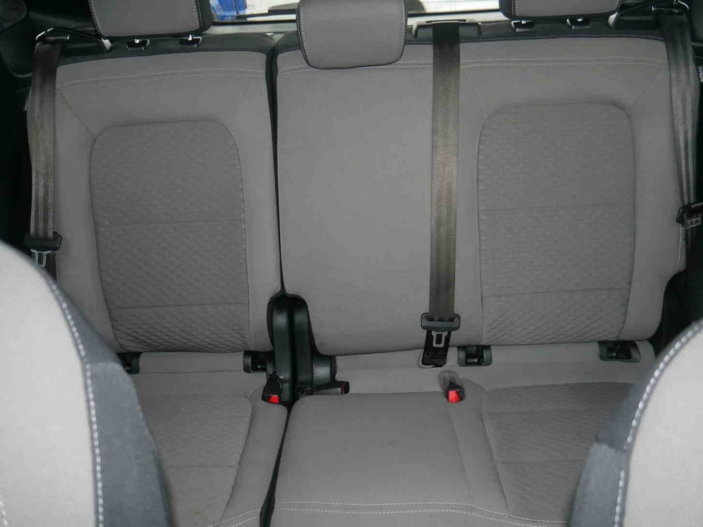 Used 2022 Red Ford SE image 27