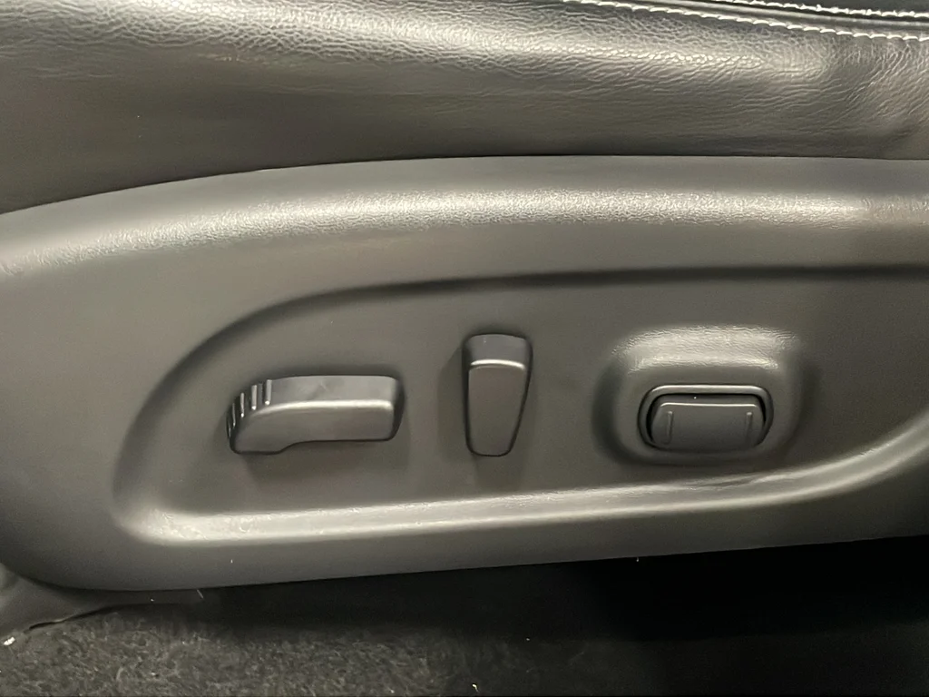 Used 2020 Black Nissan SL image 17