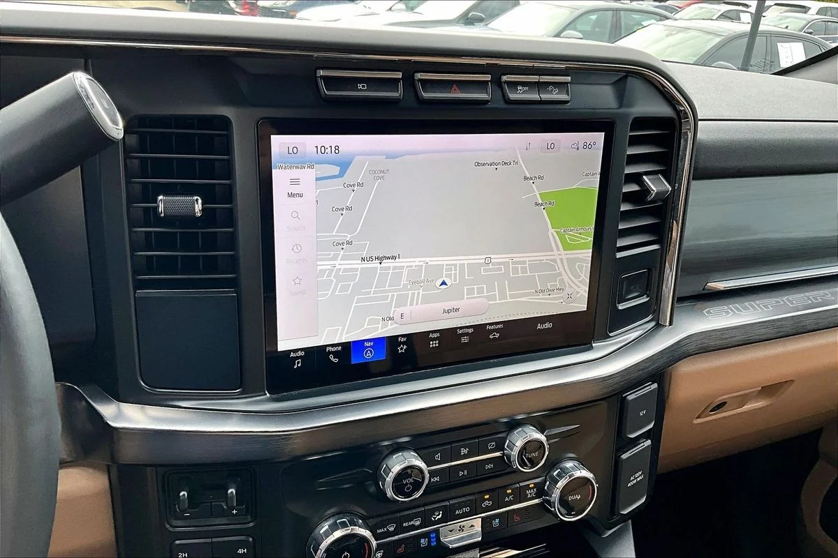 Used 2024  Ford LARIAT image 16
