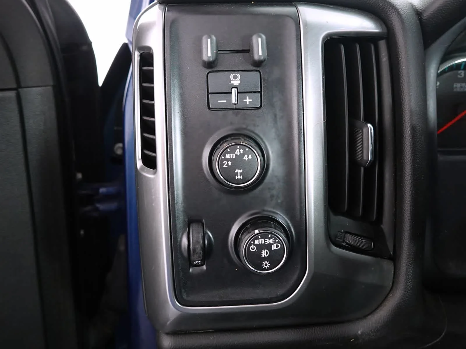 Used 2015 Deep Ocean Blue Metallic Chevrolet LT image 15