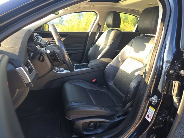 Used 2016 Celestial Black Jaguar 35t Prestige image 14