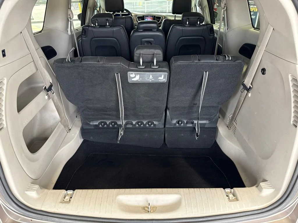 Used 2017 Gray Chrysler Touring L image 9