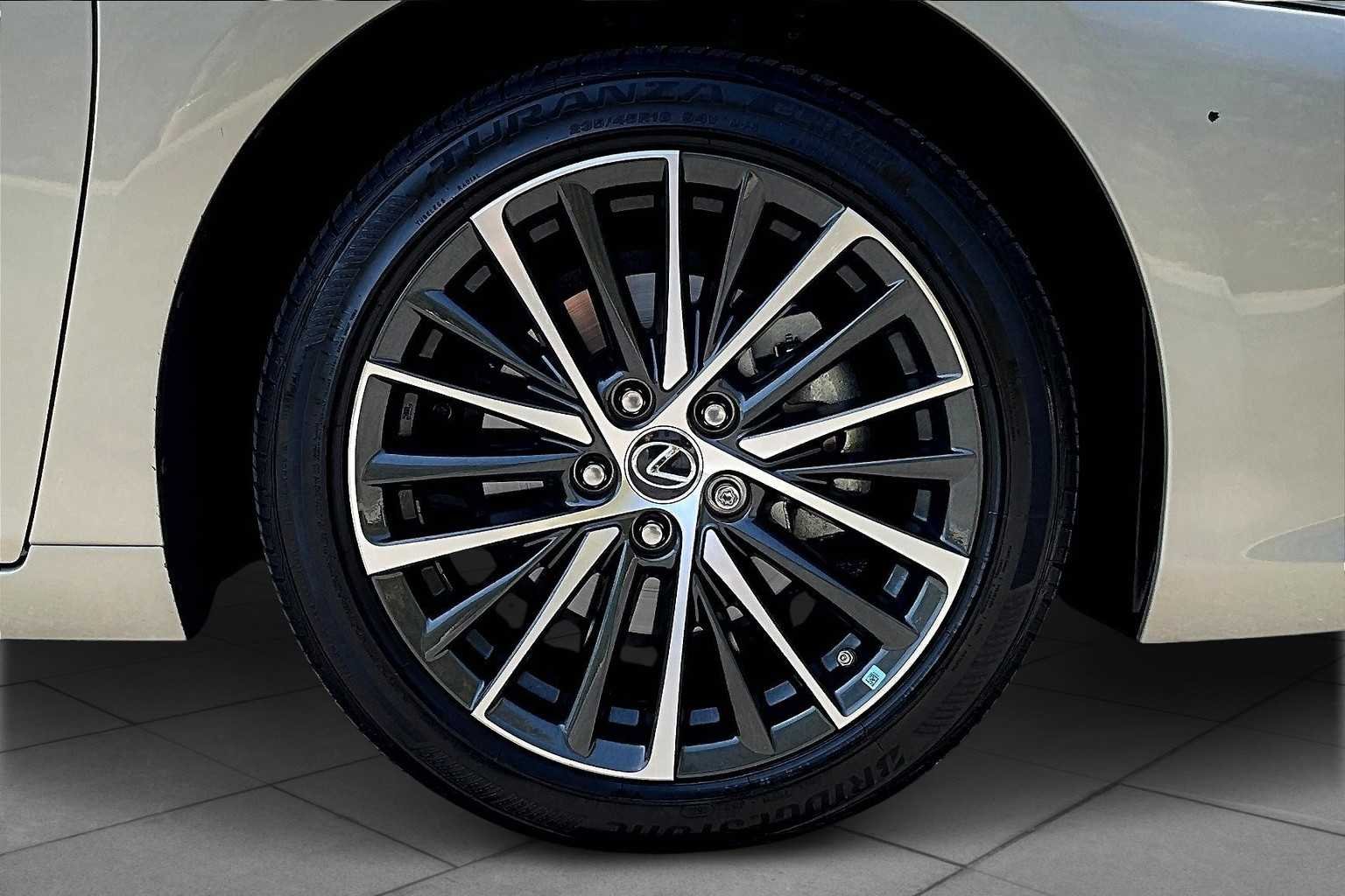 Certified Used 2022 MOONBEAM BEIGE MET. Lexus  image 10