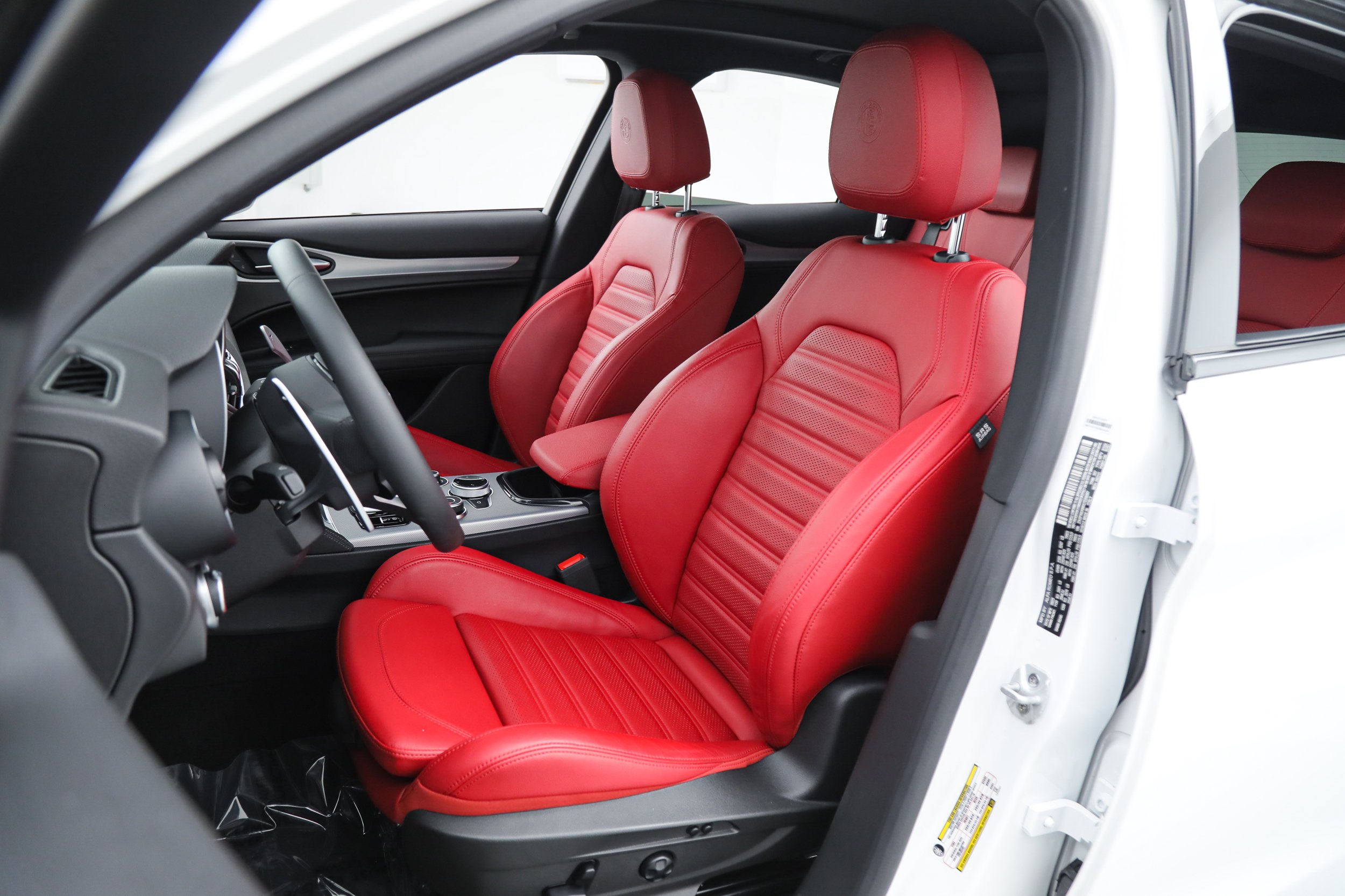New 2025 Milano White Exterior Paint Alfa Romeo  image 17