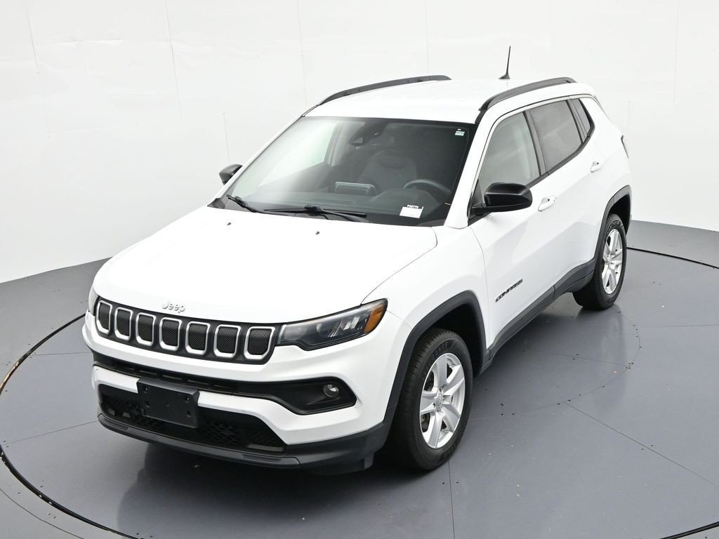 Used 2022 Bright White Clearcoat Jeep Latitude image 17