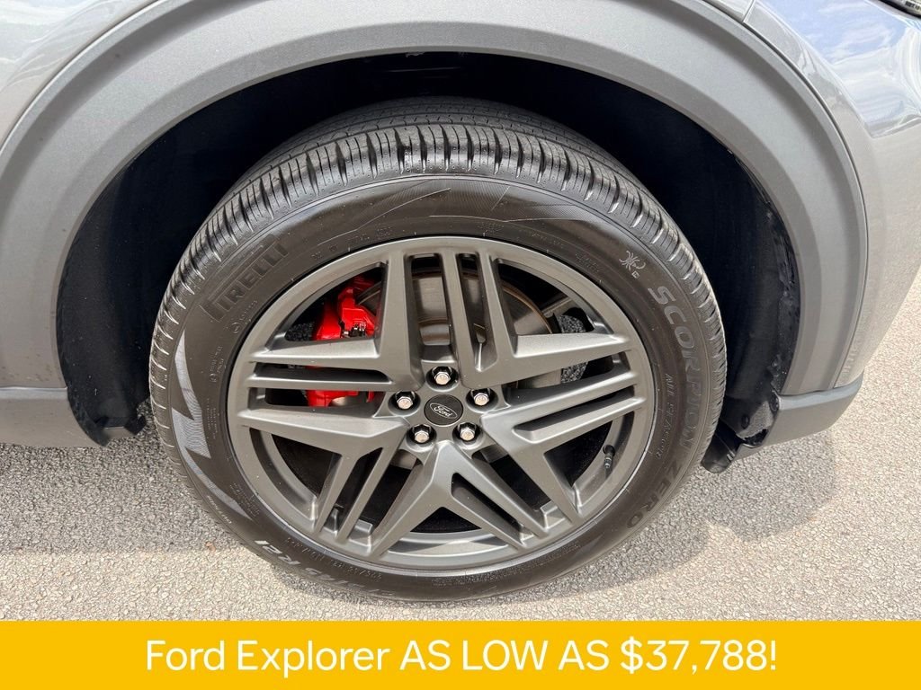 Used 2025 Gray Ford ST-Line image 34