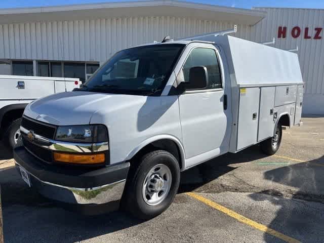 2025 Chevrolet Express Cutaway Base
