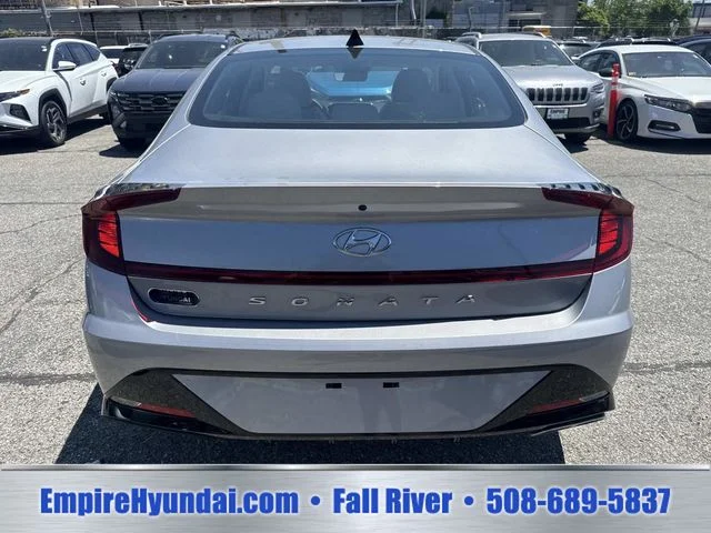 Used 2023 Silver Hyundai SEL image 4