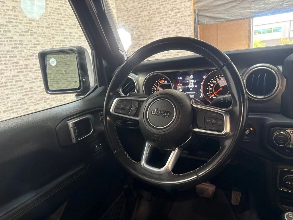 Used 2020 Granite Crystal Metallic Clearcoat Jeep Unlimited Sahara image 18