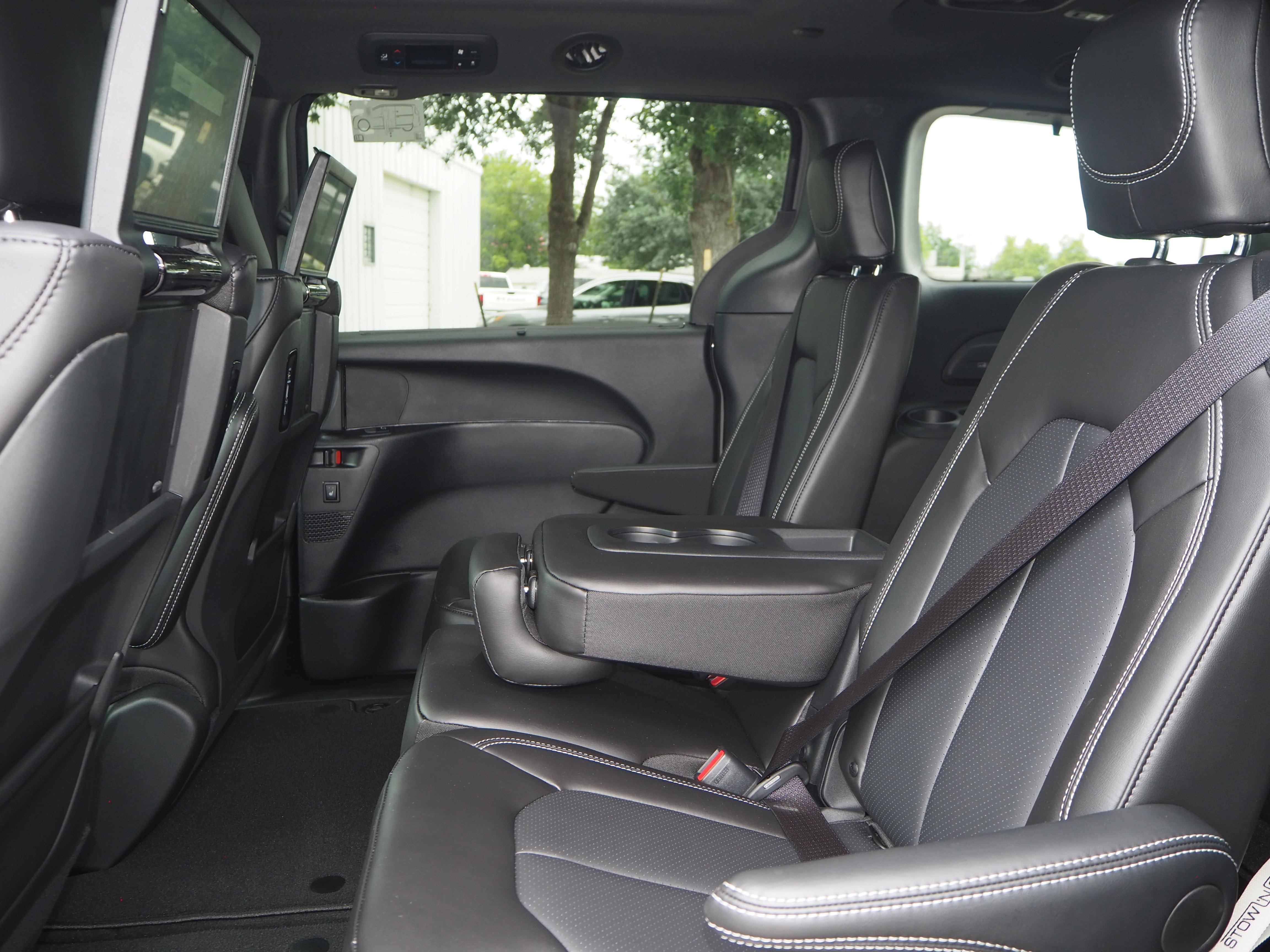 New 2025 Ceramic Gray Clear-Coat Exterior Paint Chrysler Select image 16