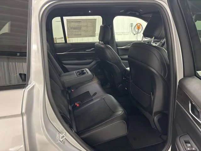 New 2026 Silver Zynith Exterior Paint Jeep Altitude image 36