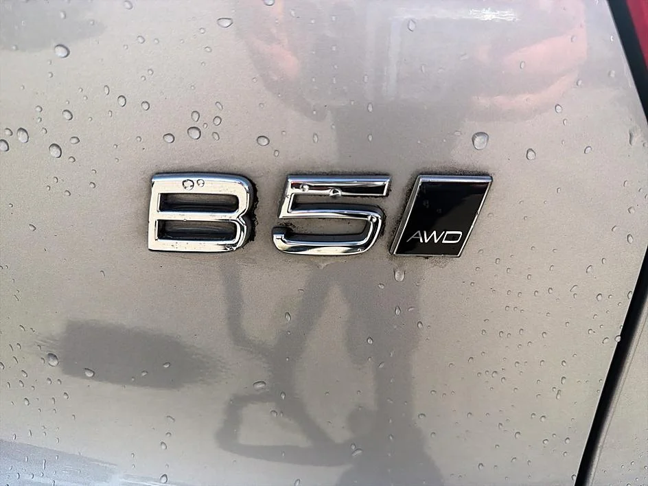 Used 2023 Thunder Grey Metallic Volvo Plus Dark Theme image 5
