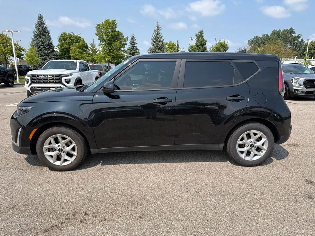 Used 2023 Black Kia LX image 4