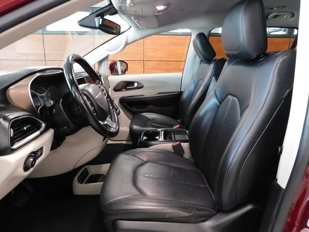 Used 2019 Velvet Red Pearlcoat Chrysler Touring L image 17