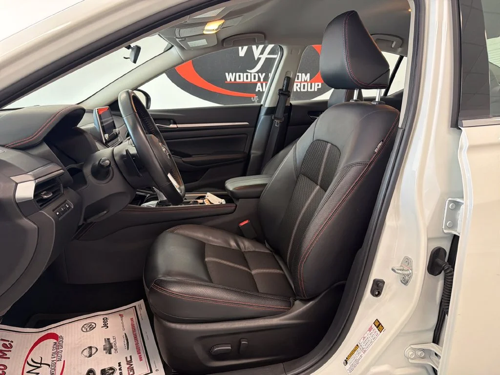 Used 2025 White Nissan 2.5 SR image 13
