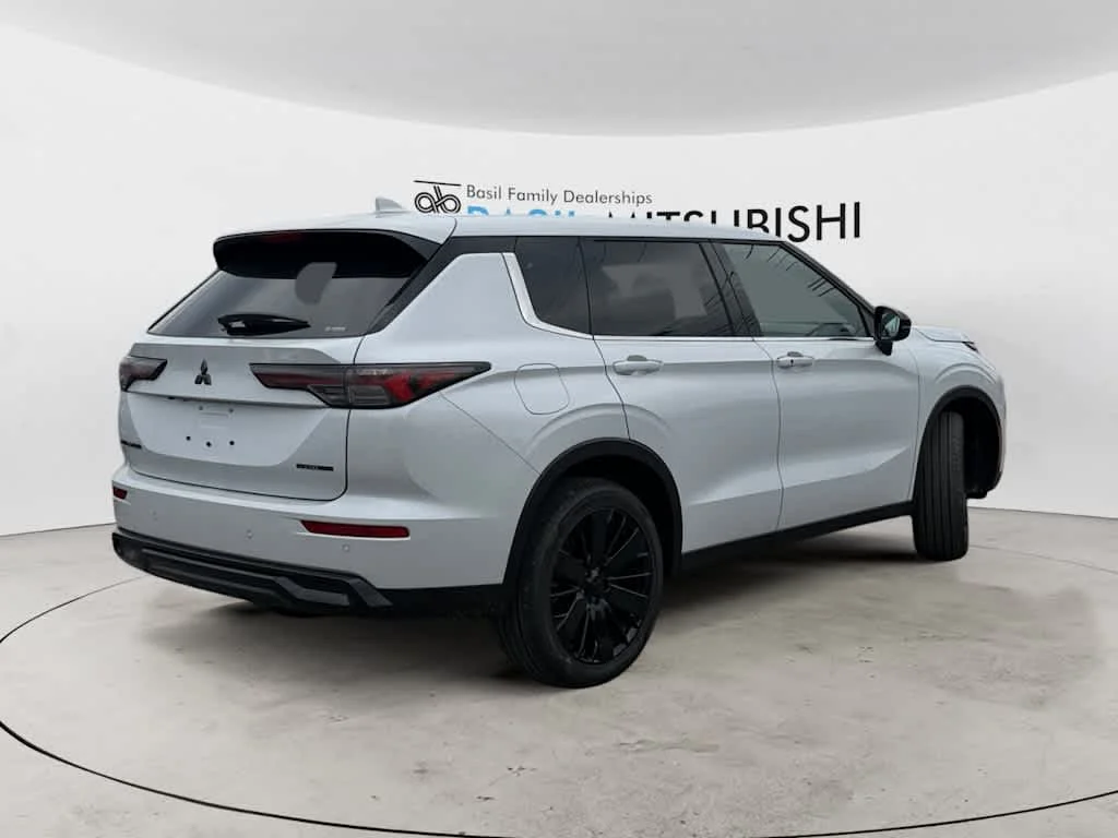 New 2026 White Diamond Mitsubishi LE image 3