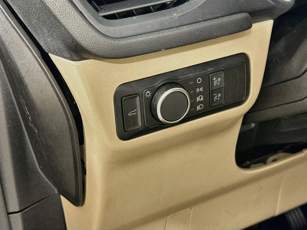 Used 2022 Black Ford SE image 11