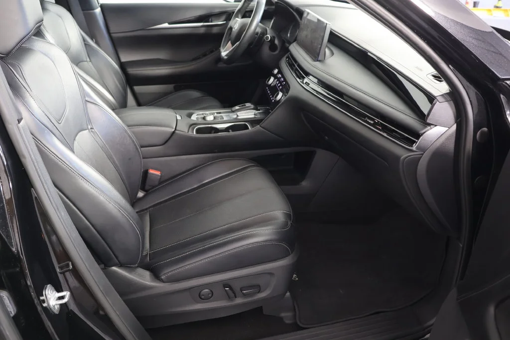 Used 2023 Black INFINITI PURE image 26