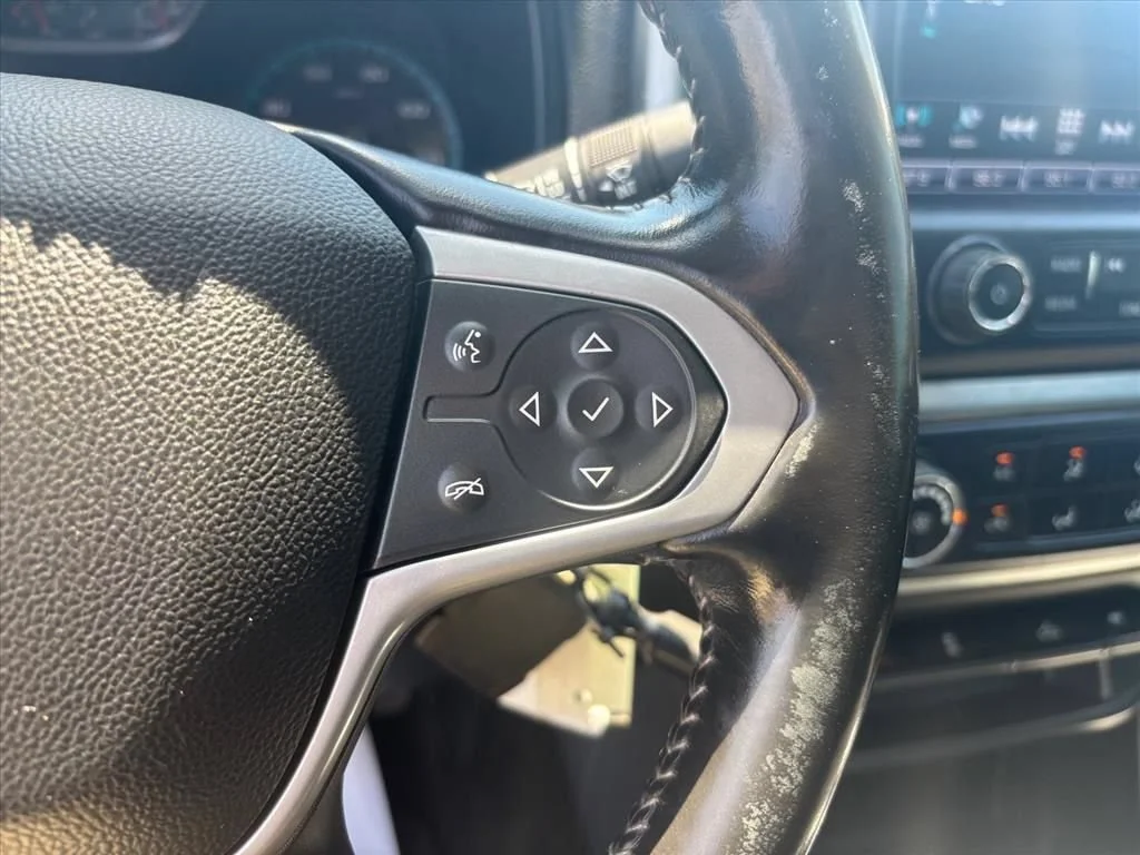 Used 2018 KINETIC BLUE METALLIC Chevrolet 4WD LT image 16