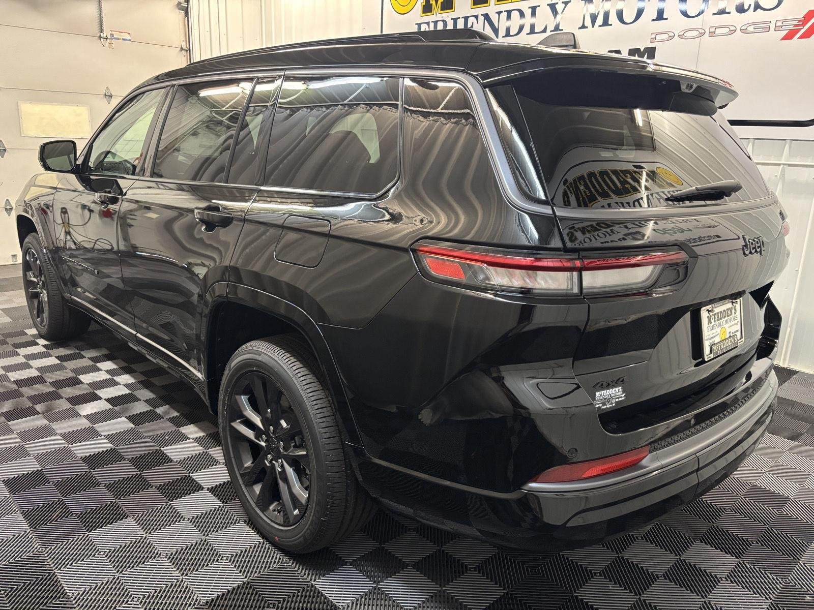 New 2026 Diamond Black Crystal Pearl-Coat Exterior Paint Jeep Limited Reserve image 8